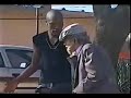 Abuelo levanta faldas