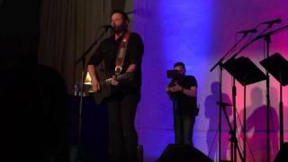 Randy Houser Performs &quot;Lie&quot; While Hysterically Laughing
