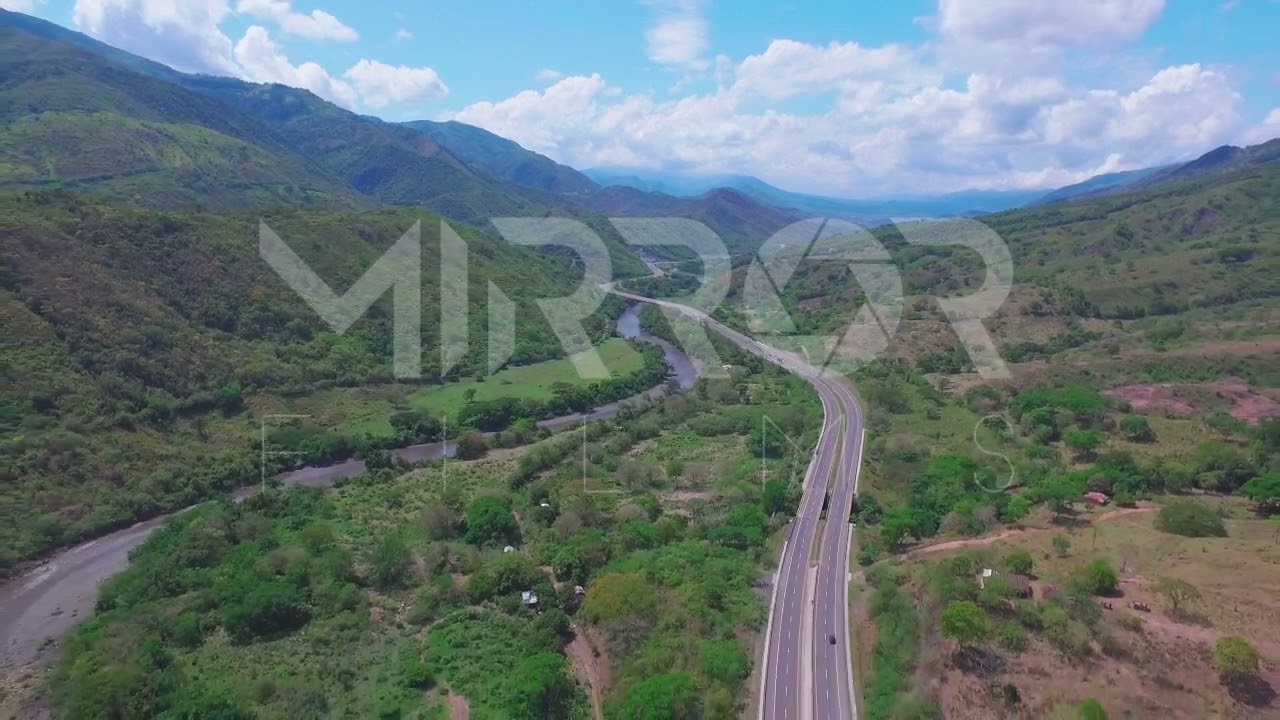 Carretera entre montañas y río