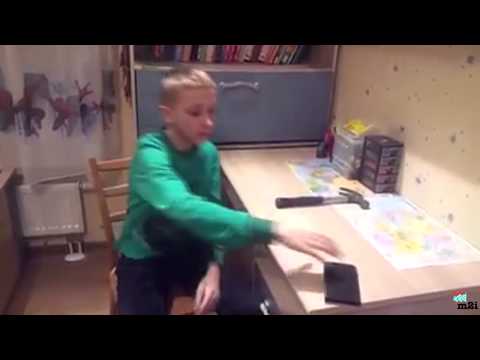 Le dijeron que su funda protegería al teléfono de todo