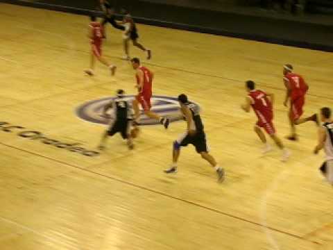 Spectacular slam dunk CSM Oradea vs. Dinamo Bucuresti