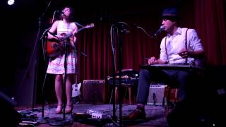 Carrie Rodriguez & Luke Jacobs - Get Back In Love