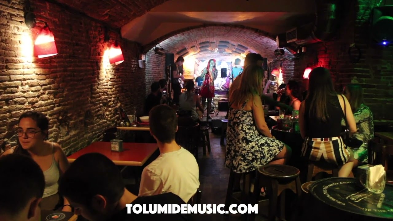 TolumiDE singing Alicia Keys in Barcelona