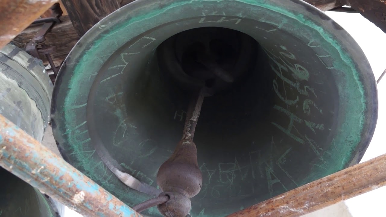 На 25 метра височина майстори поставят на камбанария обков с титаниево покритие, изглежда като злато