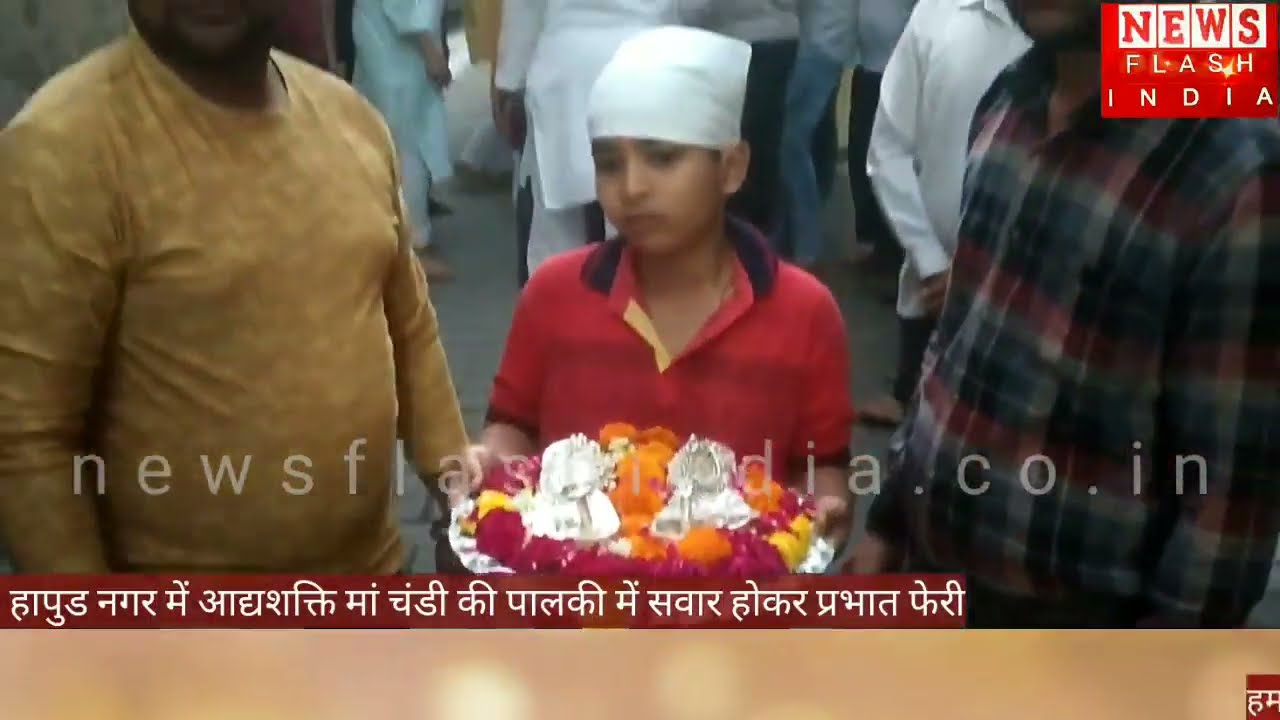 नन्हा सा भक्त माता के चरण हाथो में थम ले चला माता को घुमाने