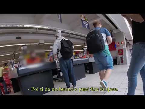 VERGOGNOSO! Esperimento Sociale: un senzatetto vuole fare la spesa con  soldi VERI!