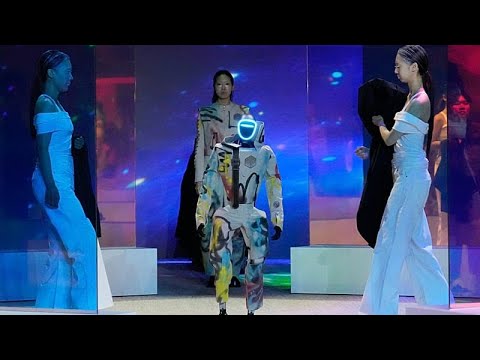 Video Thumbnail: Humanoid robots join models at fashion show in Seoul