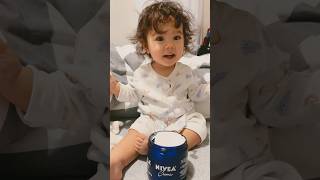 自分で保湿するベビー 💙 #あかちゃんのいる生活 #ニベア #oneyearold #ワンオペ育児 #駐在妻 #niveacream #アメリカ生活 #新米ママ