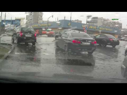 Пытался проскочить перекрёсток на красный свет