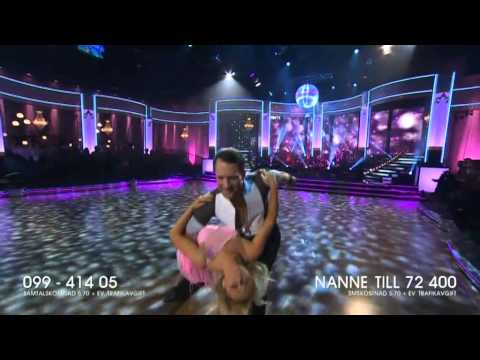 Här knockar Tobias Wallin kameramannen i Let's dance. - Let’s Dance (TV4)
