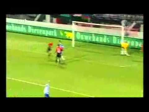 Il Tifoso Fa il Portiere e Salva il Gol