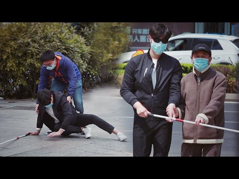 當盲人不小心被鞋帶絆倒，接下來的一幕太暖了！