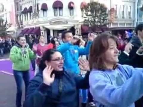 flash mob castmembers Disneyland Paris, 20ème anniversaire