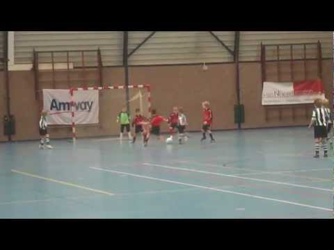 De F1 scoort de 1-0 tegen Beesd F1 in de zaal tijdens het GGZT 2012 (24-12-2012)