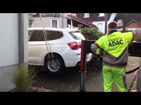 Einbruch in BMW X3 - Spezialeinsatz für den ADAC Abschleppdienst