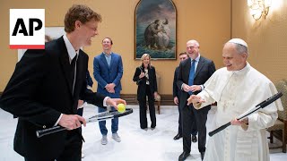 Sinner meets the pope and gifts him a tennis racket