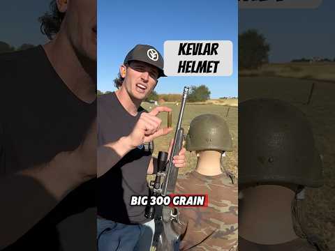 Cască militară din Kevlar din anii 1980 vs. gloanțe de calibre diferite