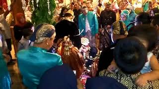 preview picture of video 'Traditional javanese wedding in indonesia'