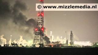 preview picture of video 'Grote brand met explosies bij Shell in Moerdijk'