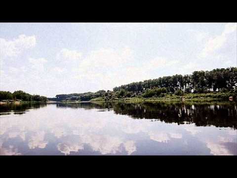 Viņpus upes ozoliņi