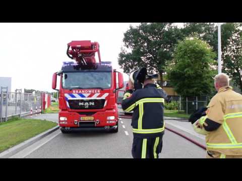 Brand zet bedrijfshal in Oldenzaal vol rook, bedrijf ontruimd