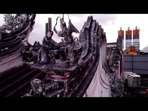 The old Bangkok shrine resisting demolition