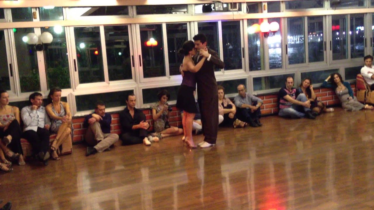 BENJAMIN ROJAS e BARBARA ASTUDILLO Milonga del Angel Genova 07/10/2012 3.MOV