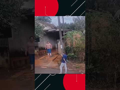 Briga entre duas mulheres vizinhas de Catanduvas em Santa Catarina viraliza nas redes sociais.