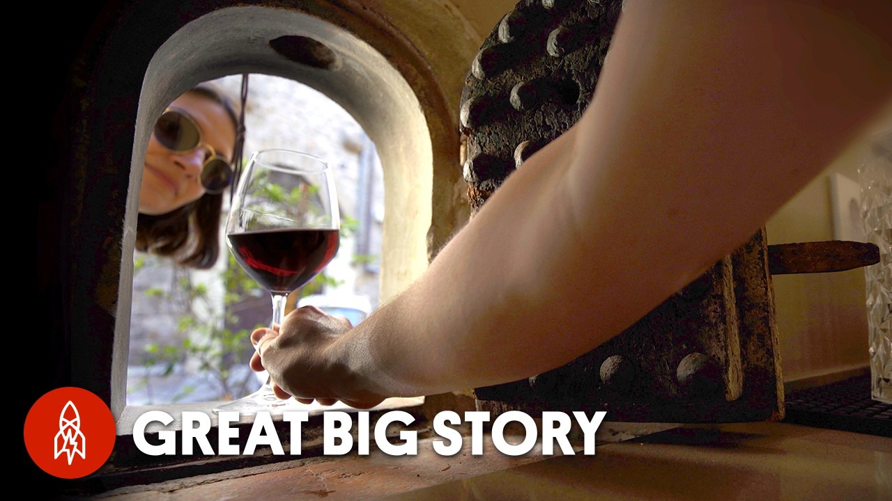 Alla scoperta delle storiche piccole finestre del vino a Firenze: come vengono utilizzate in città