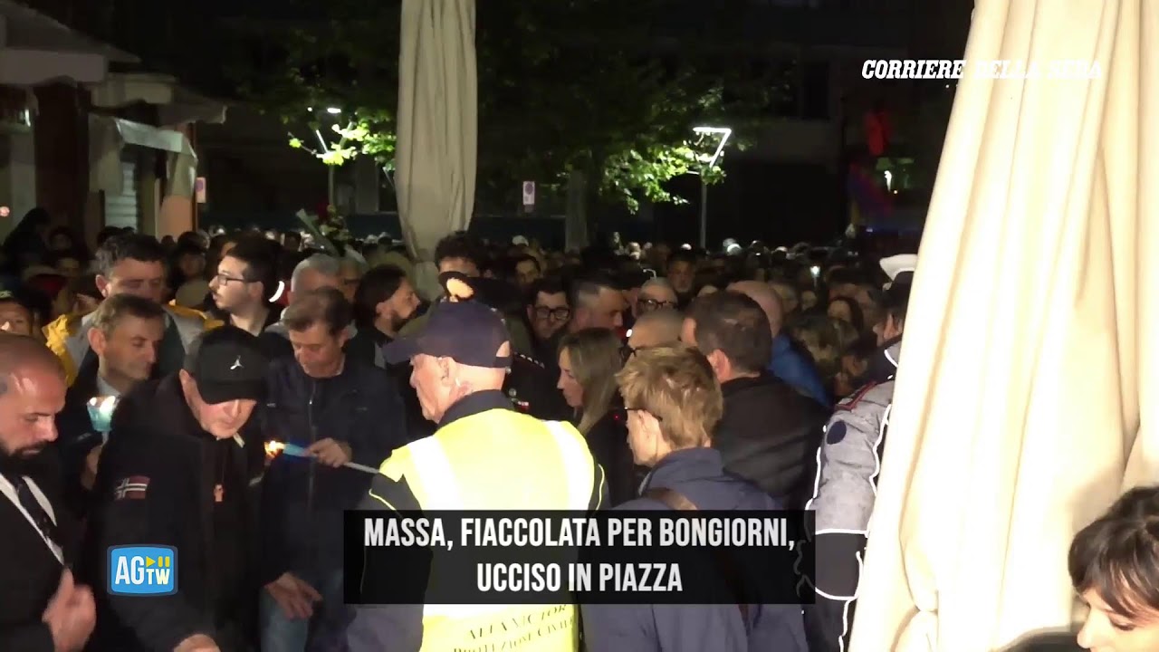 Massa, fiaccolata per l’uomo ucciso in piazza