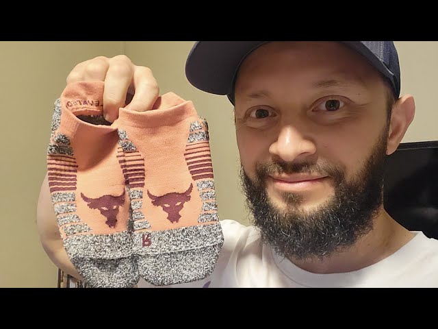 Vídeo relacionado con Under Armour Unisex Essential 6 Pack Crew, calcetines de gimnasio ultrafinos y ligeros, calcetines deportivos con soporte plantar y tecnología antiolorBlack/Black/Castlerock,MD