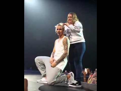Purpose Tour: Justin Bieber let's a fan do his hair
