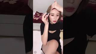 パンチラするギャル