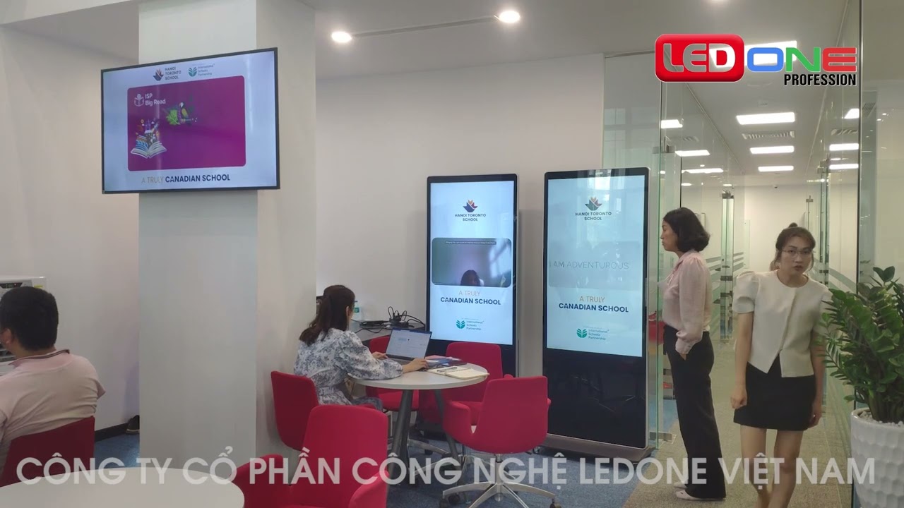 Trường quốc tế Canada tại Việt Nam | Ledone lắp đặt dự án 8 màn hình hiển thị Lcd 55" chạy Quảng cáo