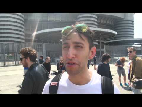 Ginocchio dolorante durante la deambulazione Bruciore di stomaco e mal di schiena e eruttazione