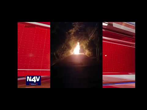 Vehículo es consumido por las llamas en la calle El Socorro de Zacatecoluca