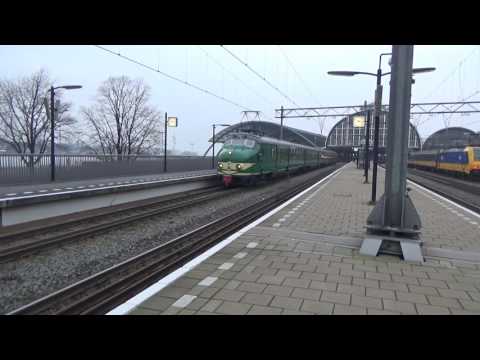 Mat 54 stel 766 vertrekt in Amsterdam Centraal