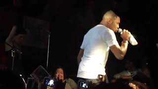 Ginuwine sings acappella after music goes out, then tosses out a crotch-soaked towel #ginuwine