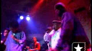 Bezerra da Silva, Rappin Hood e Marcelo D2 cantam juntos &quot;Malandragem dá um tempo&quot;