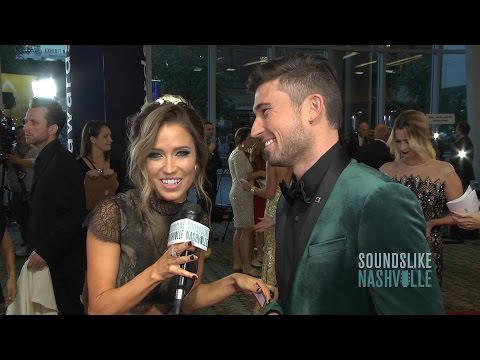 'Bachelorette' star Kaitlyn Bristowe 'Gets Weird' on the CMA Awards Red Carpet