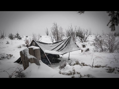 Barania Góra i zimowy biwak pod zarwaną od śniegu plandeką.