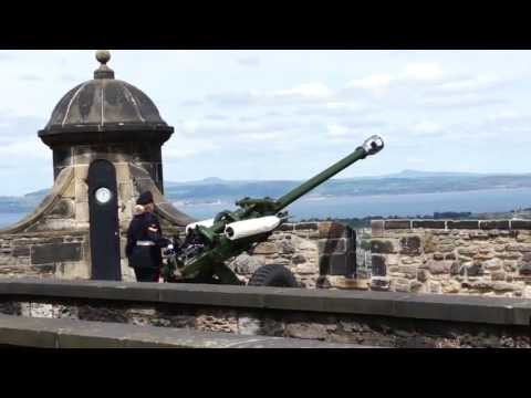 Firing the 105mm Howitzer - Edinburgh Castle 13June2013