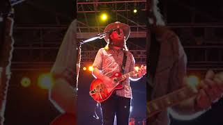 Brothers Osborne, “Pushing Up Daisies” live from Auburn, AL!