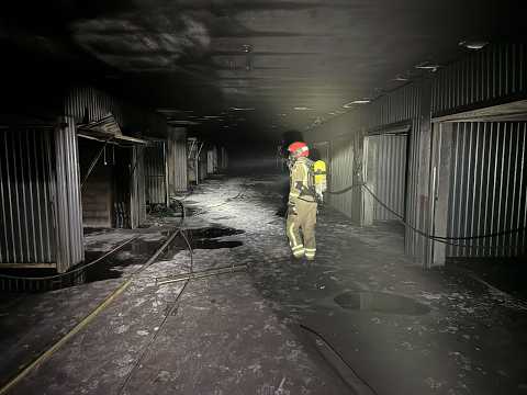 El incendio de un garaje de la calle Merineros afecta a seis bloques y deja cuatro trasladados al hospital