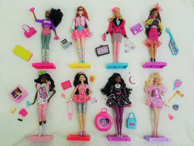 Vídeo relacionado con Barbie Signature Rewind Fiesta de pijamas Muñeca afroamericana con ropa retro y accesorios, juguete de colección, regalo +16 años (Mattel HJX19)