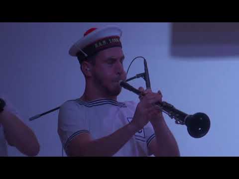 Bagad de Lann Bihoué avec le cercle du Croisty à Singapour