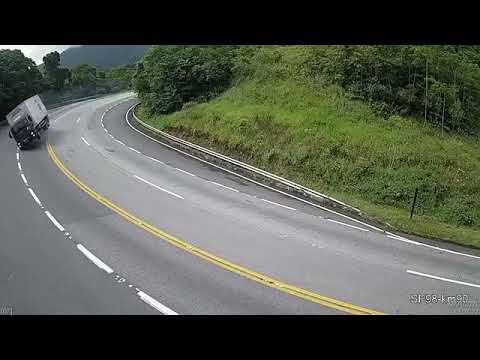 Vídeo mostra caminhão tombando na Mogi-Bertioga. Motorista morreu; assista