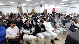 באמצע השיעור כולם שולפים טלפונים ומתחילים לכתוב 😱 הרב שניר גואטה בשיעור חדשני עם סיפורים וחיזוקים (הרב שניר גואטה) - התמונה מוצגת ישירות מתוך אתר האינטרנט יוטיוב. זכויות היוצרים בתמונה שייכות ליוצרה. קישור קרדיט למקור התוכן נמצא בתוך דף הסרטון