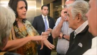 Mujica reprocha a Minou Tavares por mala organización de actividad Mujica reprocha a Minou Tavares por mala organización de actividad