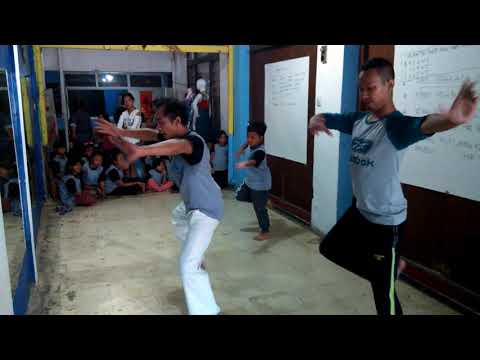 Jaipongan Kembang Simajungjang"Proses latihan tari Jaipongan laki-laki dengan lagu Bulan Sapasi".